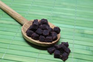 Image of Açai Berries in a wooden spoon